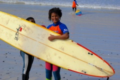 Davina mit Surfbrett